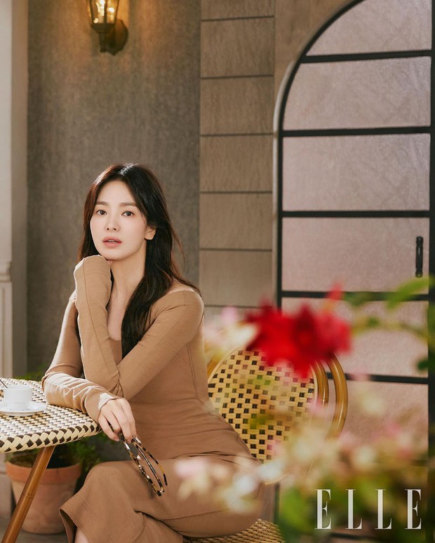 Song Hye Kyo tung bộ ảnh “bung xoã” visual: Chẳng biết có “khịa” Song Joong Ki không nhưng đẹp… quá đà lắm rồi! - Ảnh 4. Song Hye Kyo tung bộ ảnh “bung xoã” visual: Chẳng biết có “khịa” Song Joong Ki không nhưng đẹp… quá đà lắm rồi! - Ảnh 4.