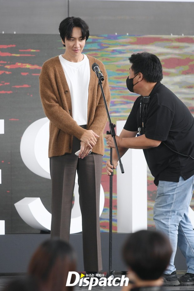 Dàn sao đổ bộ lễ ra mắt phim ở LHP Busan: Hươu cao cổ Lee Kwang Soo như người khổng lồ, Han So Hee đẹp phát sáng cả sân khấu - Ảnh 5. Dàn sao đổ bộ lễ ra mắt phim ở LHP Busan: Hươu cao cổ Lee Kwang Soo như người khổng lồ, Han So Hee đẹp phát sáng cả sân khấu - Ảnh 5.