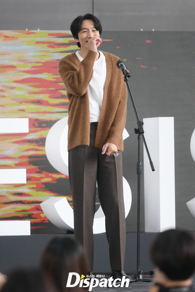 Dàn sao đổ bộ lễ ra mắt phim ở LHP Busan: Hươu cao cổ Lee Kwang Soo như người khổng lồ, Han So Hee đẹp phát sáng cả sân khấu - Ảnh 6. Dàn sao đổ bộ lễ ra mắt phim ở LHP Busan: Hươu cao cổ Lee Kwang Soo như người khổng lồ, Han So Hee đẹp phát sáng cả sân khấu - Ảnh 6.