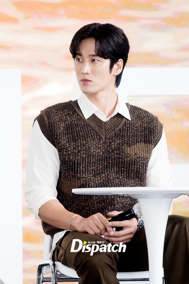 Dàn sao đổ bộ lễ ra mắt phim ở LHP Busan: Hươu cao cổ Lee Kwang Soo như người khổng lồ, Han So Hee đẹp phát sáng cả sân khấu - Ảnh 18. Dàn sao đổ bộ lễ ra mắt phim ở LHP Busan: Hươu cao cổ Lee Kwang Soo như người khổng lồ, Han So Hee đẹp phát sáng cả sân khấu - Ảnh 18.