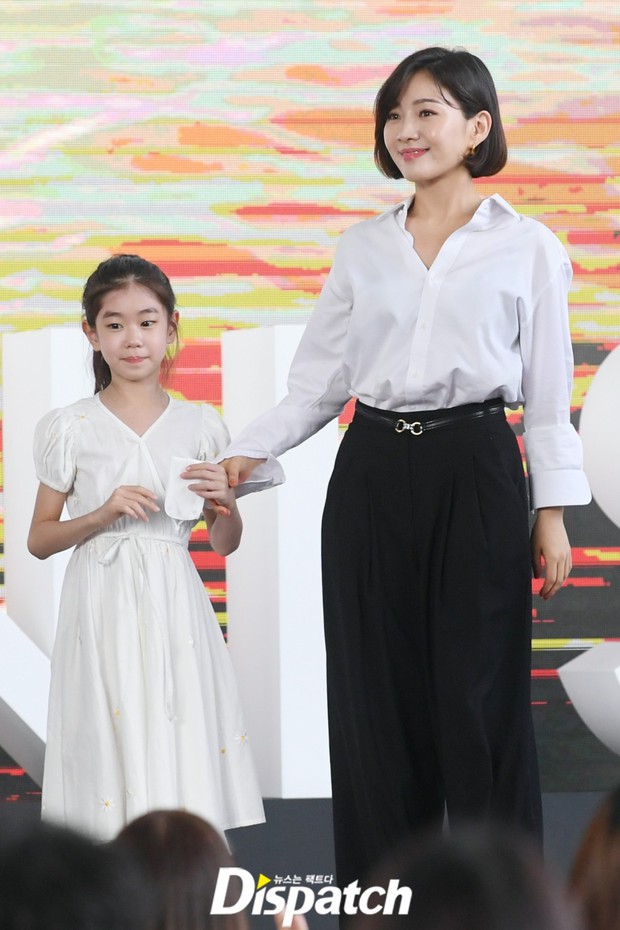 Dàn sao đổ bộ lễ ra mắt phim ở LHP Busan: Hươu cao cổ Lee Kwang Soo như người khổng lồ, Han So Hee đẹp phát sáng cả sân khấu - Ảnh 15. Dàn sao đổ bộ lễ ra mắt phim ở LHP Busan: Hươu cao cổ Lee Kwang Soo như người khổng lồ, Han So Hee đẹp phát sáng cả sân khấu - Ảnh 15.