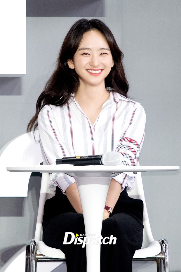 Dàn sao đổ bộ lễ ra mắt phim ở LHP Busan: Hươu cao cổ Lee Kwang Soo như người khổng lồ, Han So Hee đẹp phát sáng cả sân khấu - Ảnh 12. Dàn sao đổ bộ lễ ra mắt phim ở LHP Busan: Hươu cao cổ Lee Kwang Soo như người khổng lồ, Han So Hee đẹp phát sáng cả sân khấu - Ảnh 12.