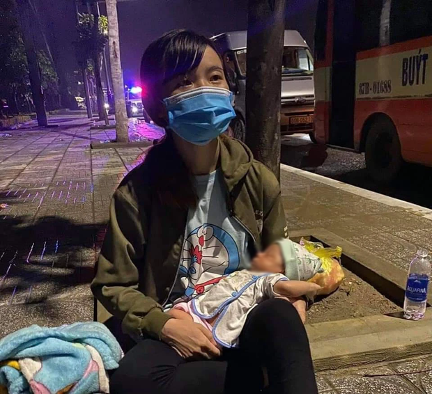 Em bé mới sinh 15 ngày theo cha mẹ vượt hàng nghìn cây số về quê tránh dịch - Ảnh 1. Em bé mới sinh 15 ngày theo cha mẹ vượt hàng nghìn cây số về quê tránh dịch - Ảnh 1.
