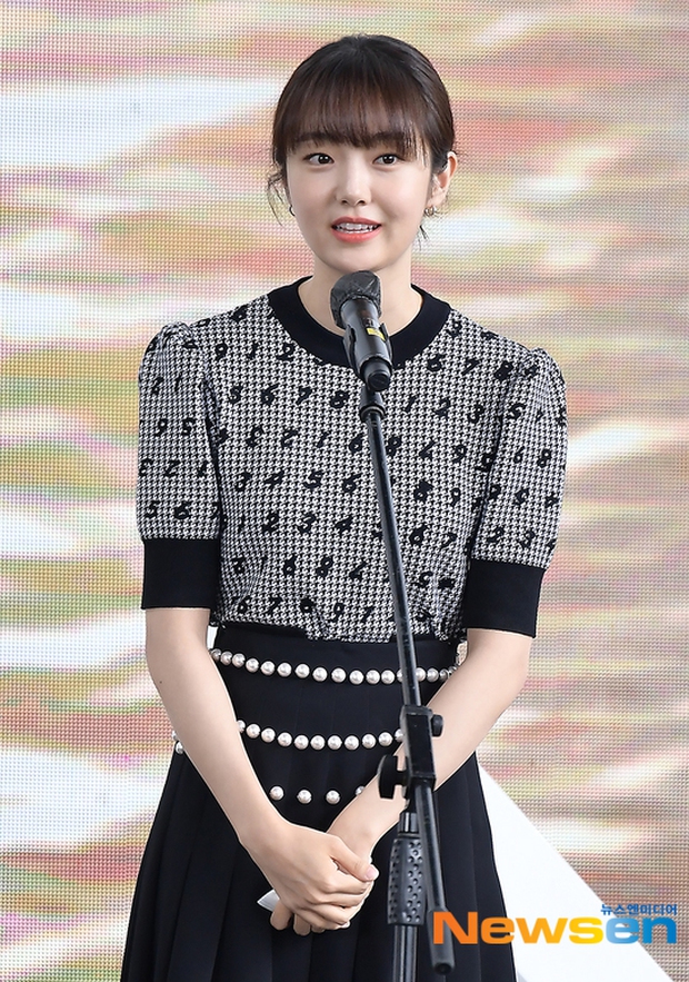 Dàn sao đổ bộ lễ ra mắt phim ở LHP Busan: Hươu cao cổ Lee Kwang Soo như người khổng lồ, Han So Hee đẹp phát sáng cả sân khấu - Ảnh 10. Dàn sao đổ bộ lễ ra mắt phim ở LHP Busan: Hươu cao cổ Lee Kwang Soo như người khổng lồ, Han So Hee đẹp phát sáng cả sân khấu - Ảnh 10.