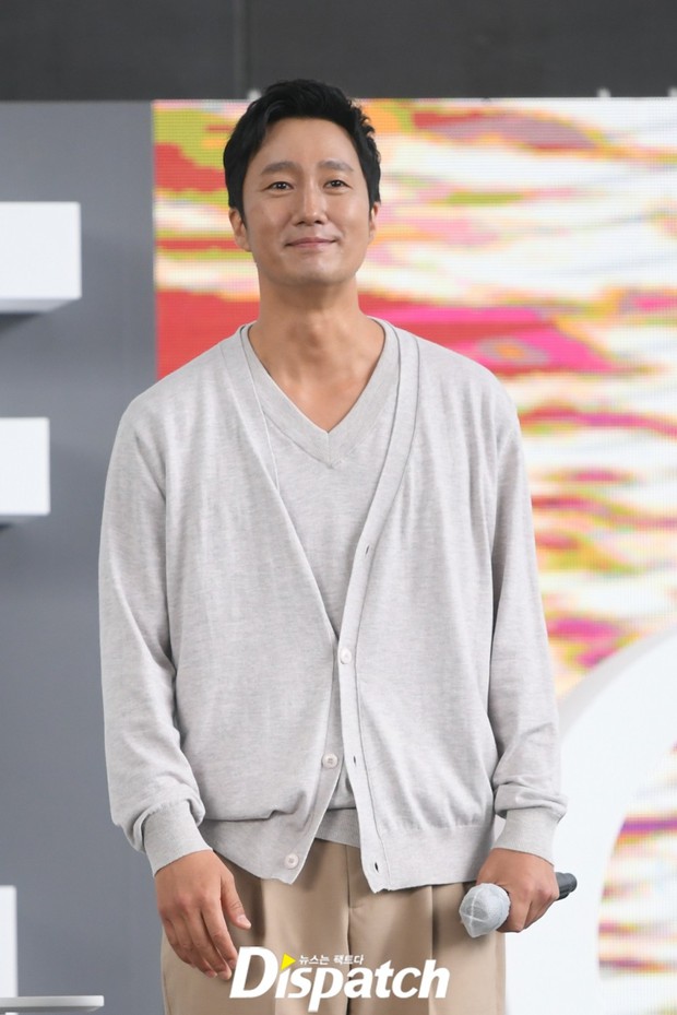 Dàn sao đổ bộ lễ ra mắt phim ở LHP Busan: Hươu cao cổ Lee Kwang Soo như người khổng lồ, Han So Hee đẹp phát sáng cả sân khấu - Ảnh 21. Dàn sao đổ bộ lễ ra mắt phim ở LHP Busan: Hươu cao cổ Lee Kwang Soo như người khổng lồ, Han So Hee đẹp phát sáng cả sân khấu - Ảnh 21.