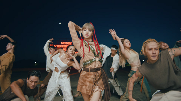 Trước khi bị YG kìm hãm hoạt động, Lisa từng phải mặc lại đồ vũ công Jennie, tố ăn cắp hay miệt thị khiến cả Thái Lan dậy sóng - Ảnh 7. Trước khi bị YG kìm hãm hoạt động, Lisa từng phải mặc lại đồ vũ công Jennie, tố ăn cắp hay miệt thị khiến cả Thái Lan dậy sóng - Ảnh 7.