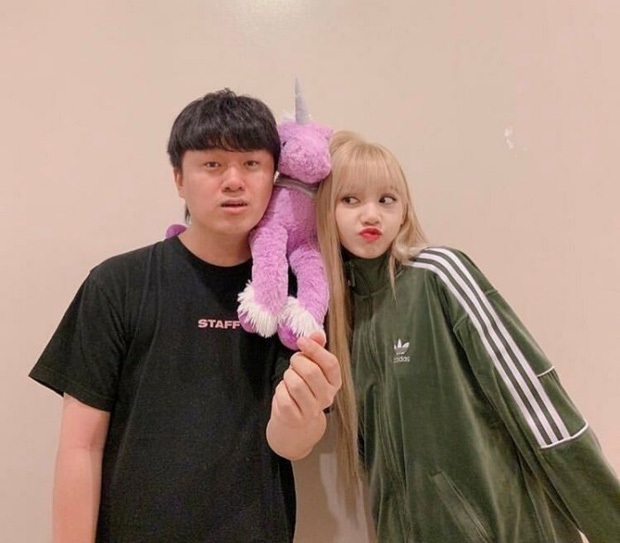Trước khi bị YG kìm hãm hoạt động, Lisa từng phải mặc lại đồ vũ công Jennie, tố ăn cắp hay miệt thị khiến cả Thái Lan dậy sóng - Ảnh 12. Trước khi bị YG kìm hãm hoạt động, Lisa từng phải mặc lại đồ vũ công Jennie, tố ăn cắp hay miệt thị khiến cả Thái Lan dậy sóng - Ảnh 12.