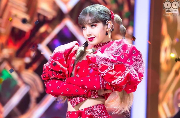 Sân khấu LALISA đáng yêu đặc biệt thế này mà xem xong fan không biết nên vui hay buồn: Idol thì vô tư mà vướng biết bao là drama! - Ảnh 7. Sân khấu LALISA đáng yêu đặc biệt thế này mà xem xong fan không biết nên vui hay buồn: Idol thì vô tư mà vướng biết bao là drama! - Ảnh 7.