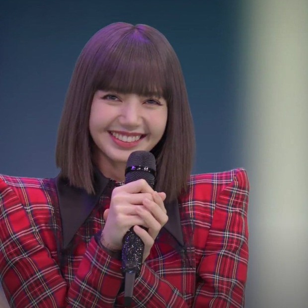 Sân khấu LALISA đáng yêu đặc biệt thế này mà xem xong fan không biết nên vui hay buồn: Idol thì vô tư mà vướng biết bao là drama! - Ảnh 6. Sân khấu LALISA đáng yêu đặc biệt thế này mà xem xong fan không biết nên vui hay buồn: Idol thì vô tư mà vướng biết bao là drama! - Ảnh 6.