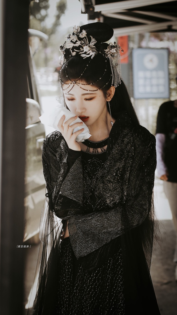 Cúc Tịnh Y náo loạn Weibo với ảnh hậu trường cực ma mị và quyến rũ, vật bất ly thân bất ngờ thành đạo cụ khoe visual tiên tử - Ảnh 2. Cúc Tịnh Y náo loạn Weibo với ảnh hậu trường cực ma mị và quyến rũ, vật bất ly thân bất ngờ thành đạo cụ khoe visual tiên tử - Ảnh 2.