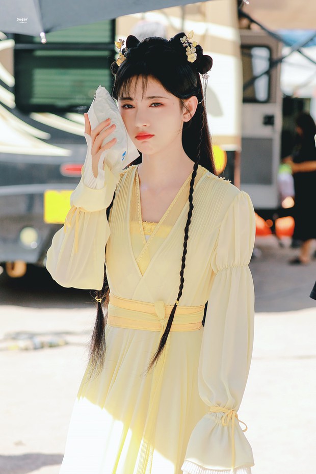 Cúc Tịnh Y náo loạn Weibo với ảnh hậu trường cực ma mị và quyến rũ, vật bất ly thân bất ngờ thành đạo cụ khoe visual tiên tử - Ảnh 5. Cúc Tịnh Y náo loạn Weibo với ảnh hậu trường cực ma mị và quyến rũ, vật bất ly thân bất ngờ thành đạo cụ khoe visual tiên tử - Ảnh 5.
