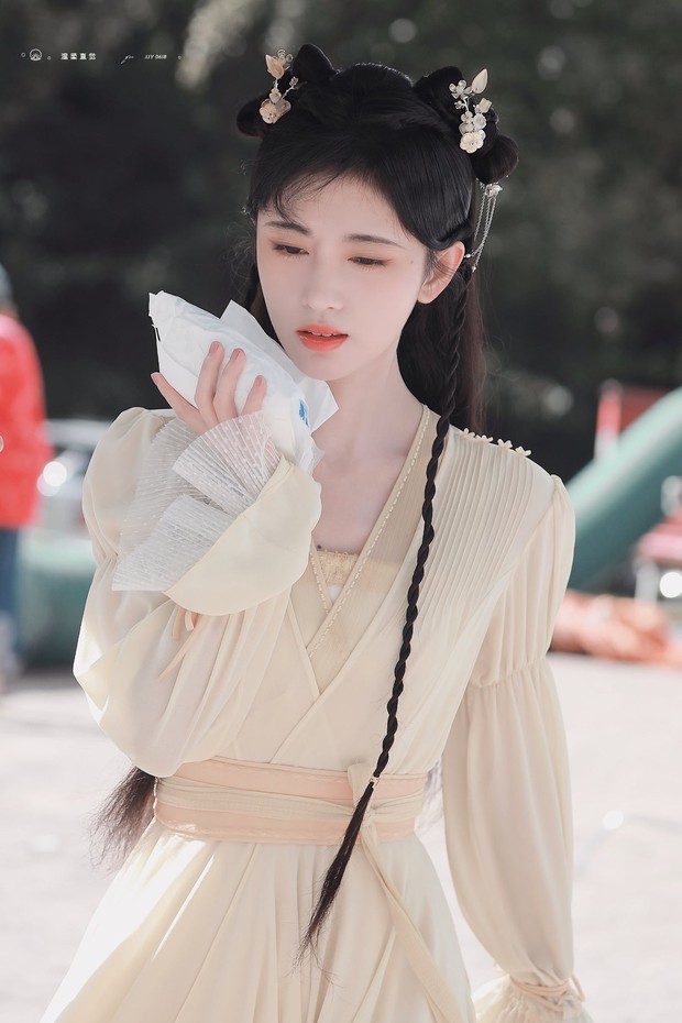 Cúc Tịnh Y náo loạn Weibo với ảnh hậu trường cực ma mị và quyến rũ, vật bất ly thân bất ngờ thành đạo cụ khoe visual tiên tử - Ảnh 6. Cúc Tịnh Y náo loạn Weibo với ảnh hậu trường cực ma mị và quyến rũ, vật bất ly thân bất ngờ thành đạo cụ khoe visual tiên tử - Ảnh 6.