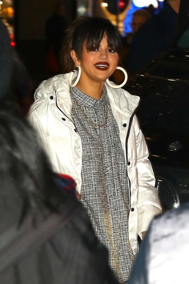 Là Halloween đến sớm hay vì Selena Gomez nóng lòng muốn khai màn? - Ảnh 2. Là Halloween đến sớm hay vì Selena Gomez nóng lòng muốn khai màn? - Ảnh 2.
