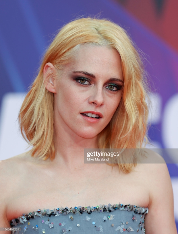 Kristen Stewart returns to her peak: Visually sharp as a vampire on the red carpet, despite dozens of shortcomings thanks to changing one thing - Photo 9.