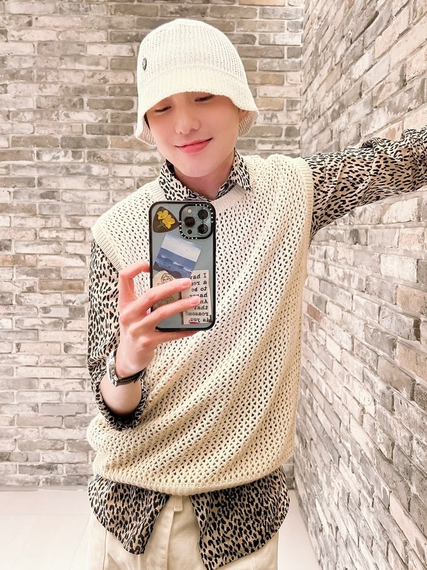 Trưởng nhóm Kang Seung Yoon (WINNER) vừa khoe tậu iPhone 13 mới, không chỉ sở hữu phiên bản xịn xò nhất mà giá ốp lưng cũng cực chát - Ảnh 2.