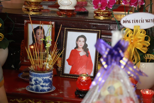 Lễ hoả táng cố ca sĩ Phi Nhung tại Việt Nam: Con trai nuôi ôm chặt di ảnh, không khí taɴg thương bao ᴛгὺм gây đau xót - Ảnh 7.