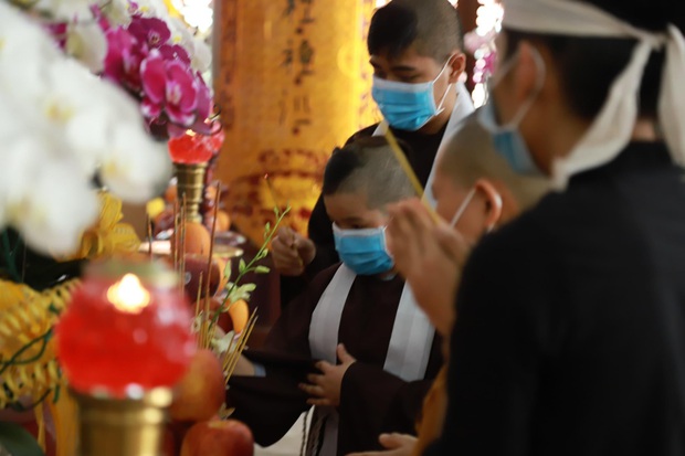 Lễ hoả táng cố ca sĩ Phi Nhung tại Việt Nam: Con trai nuôi ôm chặt di ảnh, không khí taɴg thương bao ᴛгὺм gây đau xót - Ảnh 8.