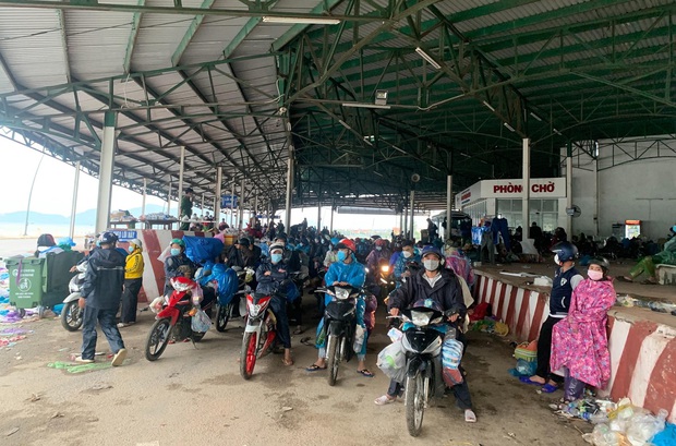 Đà Nẵng thuê xe khách chở miễn phí hàng nghìn người miền Nam hồi hương ra Hà Nội - Ảnh 2.