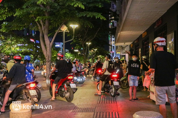 TP.HCM: Tụ tập ở phố đi bộ Nguyễn Huệ, nhiều người bị xử phạt - Ảnh 3.