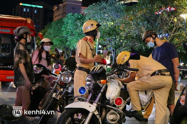TP.HCM: Tụ tập ở phố đi bộ Nguyễn Huệ, nhiều người bị xử phạt - Ảnh 8.