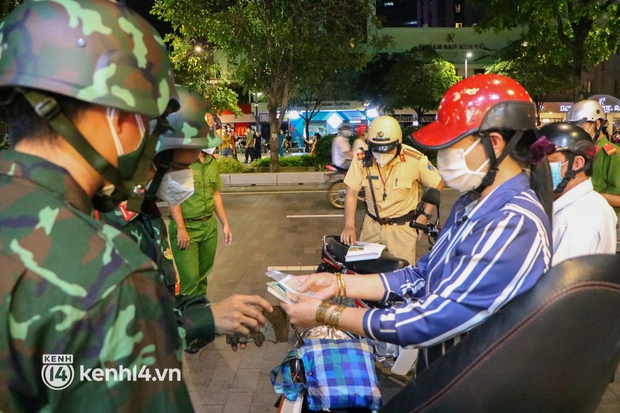 TP.HCM: Tụ tập ở phố đi bộ Nguyễn Huệ, nhiều người bị xử phạt - Ảnh 12.