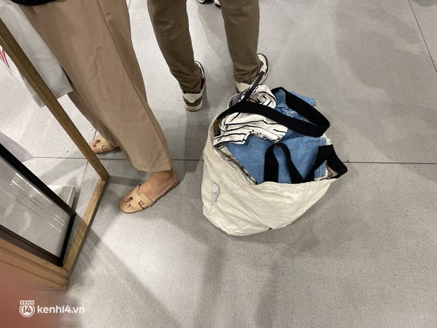 Bà hàng xóm lên phố săn sale 1 hôm: Xếp hàng gãy chân, có shop phải sập cửa ngưng nhận khách trước 2 tiếng mới kịp tính tiền - Ảnh 4.