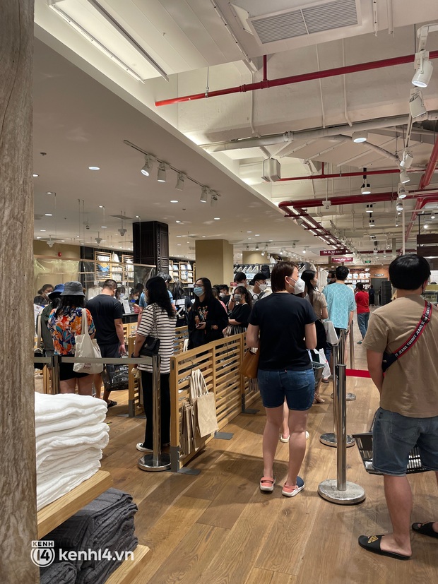 Bà hàng xóm lên phố săn sale 1 hôm: Xếp hàng gãy chân, có shop phải sập cửa ngưng nhận khách trước 2 tiếng mới kịp tính tiền - Ảnh 7.