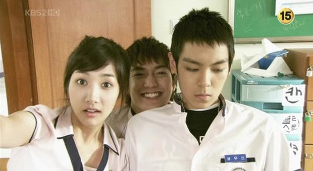 5 vai diễn thời chưa nổi của hội nam thần Hàn: Lee Min Ho uốn éo dễ sợ, Song Joong Ki hôn trai đẹp ngọt xớt luôn - Ảnh 1. 5 vai diễn thời chưa nổi của hội nam thần Hàn: Lee Min Ho uốn éo dễ sợ, Song Joong Ki hôn trai đẹp ngọt xớt luôn - Ảnh 1.