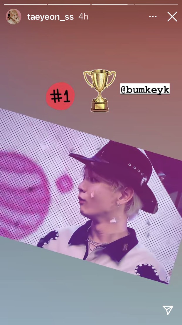 Nam idol 13 năm bật khóc từ sân khấu ra phố vì chiến thắng solo đầu tiên, fan nhìn vừa cười vừa thương - Ảnh 10. Nam idol 13 năm bật khóc từ sân khấu ra phố vì chiến thắng solo đầu tiên, fan nhìn vừa cười vừa thương - Ảnh 10.
