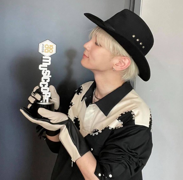 Nam idol 13 năm bật khóc từ sân khấu ra phố vì chiến thắng solo đầu tiên, fan nhìn vừa cười vừa thương - Ảnh 13. Nam idol 13 năm bật khóc từ sân khấu ra phố vì chiến thắng solo đầu tiên, fan nhìn vừa cười vừa thương - Ảnh 13.