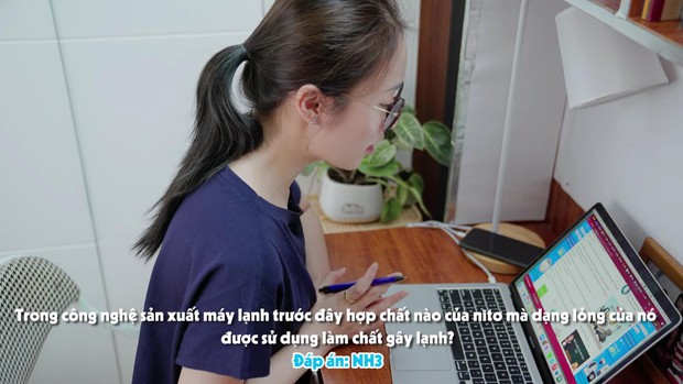 Khánh Vy tự tin dẫn Đường Lên Đỉnh Olympia nhưng lại mếu máo, suýt khóc khi gọi điện cho một người! - Ảnh 2. Khánh Vy tự tin dẫn Đường Lên Đỉnh Olympia nhưng lại mếu máo, suýt khóc khi gọi điện cho một người! - Ảnh 2.