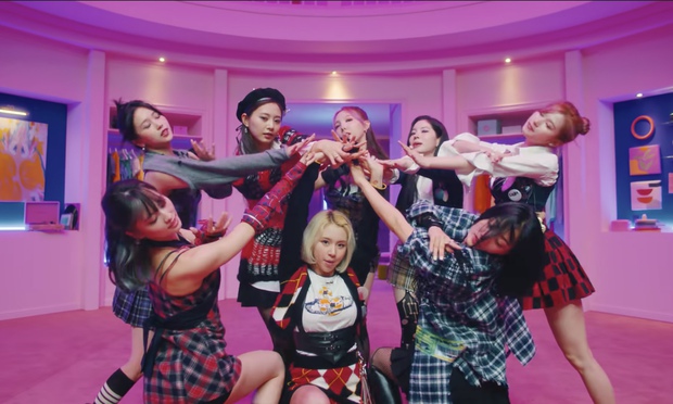 Fan tức giận khi TWICE bị biến thành nhóm Kpop không tên tuổi trên show Mỹ, đã thế còn bị đặt câu hỏi hết sức lạc hậu - Ảnh 9. Fan tức giận khi TWICE bị biến thành nhóm Kpop không tên tuổi trên show Mỹ, đã thế còn bị đặt câu hỏi hết sức lạc hậu - Ảnh 9.