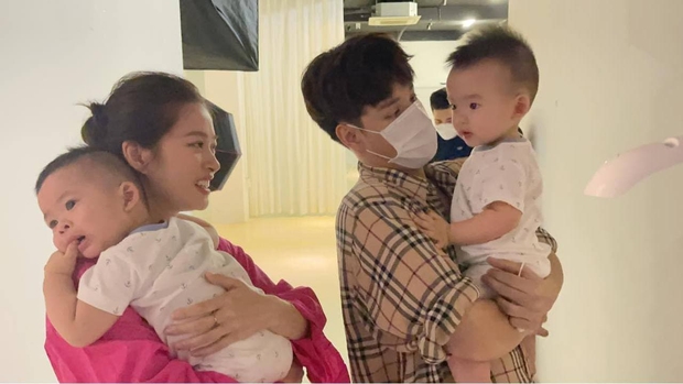 Vợ chồng Jaykii ẵm bồng 2 bé nhà Dương Khắc Linh, netizen nhớ lại mối quan hệ dây mơ rễ má trong quá khứ - Ảnh 1. Vợ chồng Jaykii ẵm bồng 2 bé nhà Dương Khắc Linh, netizen nhớ lại mối quan hệ dây mơ rễ má trong quá khứ - Ảnh 1.
