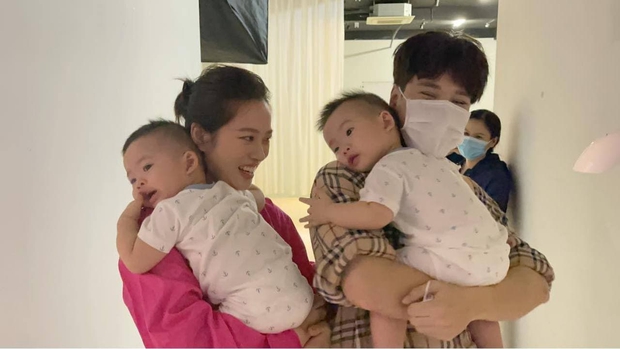 Vợ chồng Jaykii ẵm bồng 2 bé nhà Dương Khắc Linh, netizen nhớ lại mối quan hệ dây mơ rễ má trong quá khứ - Ảnh 2. Vợ chồng Jaykii ẵm bồng 2 bé nhà Dương Khắc Linh, netizen nhớ lại mối quan hệ dây mơ rễ má trong quá khứ - Ảnh 2.