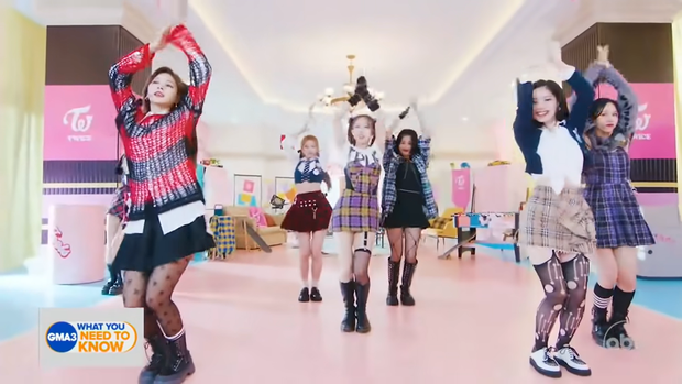 Fan tức giận khi TWICE bị biến thành nhóm Kpop không tên tuổi trên show Mỹ, đã thế còn bị đặt câu hỏi hết sức lạc hậu - Ảnh 7. Fan tức giận khi TWICE bị biến thành nhóm Kpop không tên tuổi trên show Mỹ, đã thế còn bị đặt câu hỏi hết sức lạc hậu - Ảnh 7.