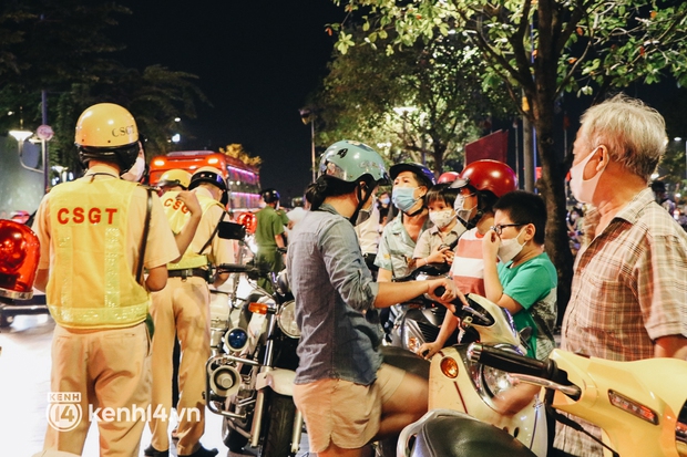 Ảnh: Nhiều người bị xử phạt trong đêm Halloween ở phố đi bộ Nguyễn Huệ - Ảnh 4.