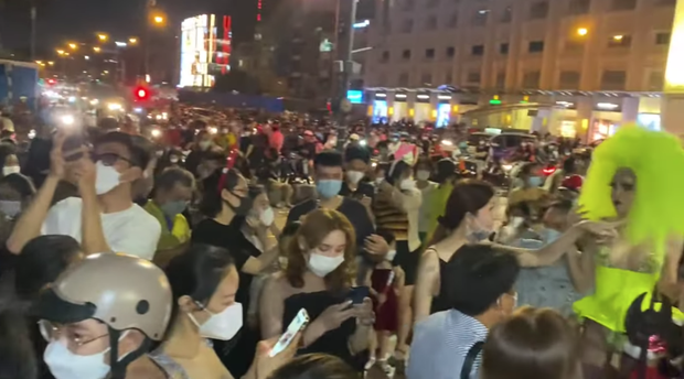 “Vedette cá viên chiên” Vũ Thu Phương và nhóm bạn bị netizen la ó vì hồn nhiên “quẩy tung” phố đi bộ mà không đeo khẩu trang - Ảnh 5.