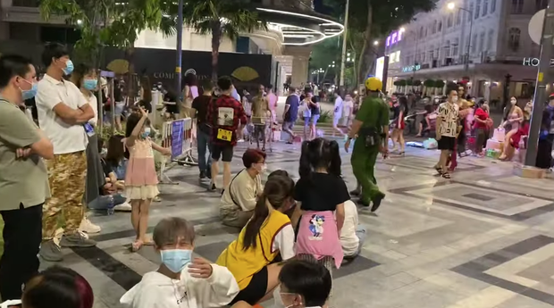 “Vedette cá viên chiên” Vũ Thu Phương và nhóm bạn bị netizen la ó vì hồn nhiên “quẩy tung” phố đi bộ mà không đeo khẩu trang - Ảnh 6.