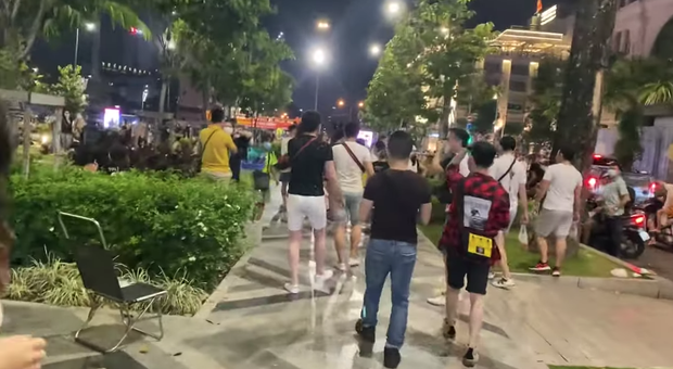 “Vedette cá viên chiên” Vũ Thu Phương và nhóm bạn bị netizen la ó vì hồn nhiên “quẩy tung” phố đi bộ mà không đeo khẩu trang - Ảnh 7.