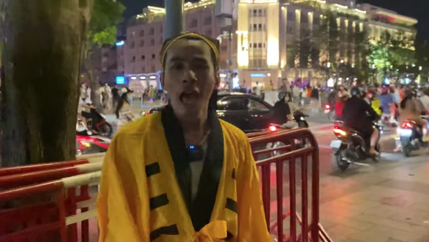 “Vedette cá viên chiên” Vũ Thu Phương và nhóm bạn bị netizen la ó vì hồn nhiên “quẩy tung” phố đi bộ mà không đeo khẩu trang - Ảnh 8.
