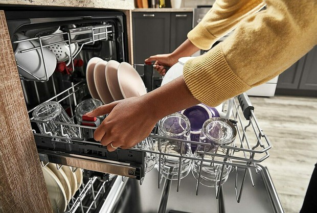 Dân sành tiết lộ có máy rửa bát rồi thì dùng nước lã chén bát cũng sạch, người khác đùa chỉ máy chạy bằng cơm mới xịn đến vậy - Ảnh 2.