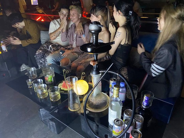 Nhiều quán ăn trung tâm TP.HCM hoạt động giống quán bar, cho khách uống rượu bia, shisha, bóng cười  - Ảnh 2.