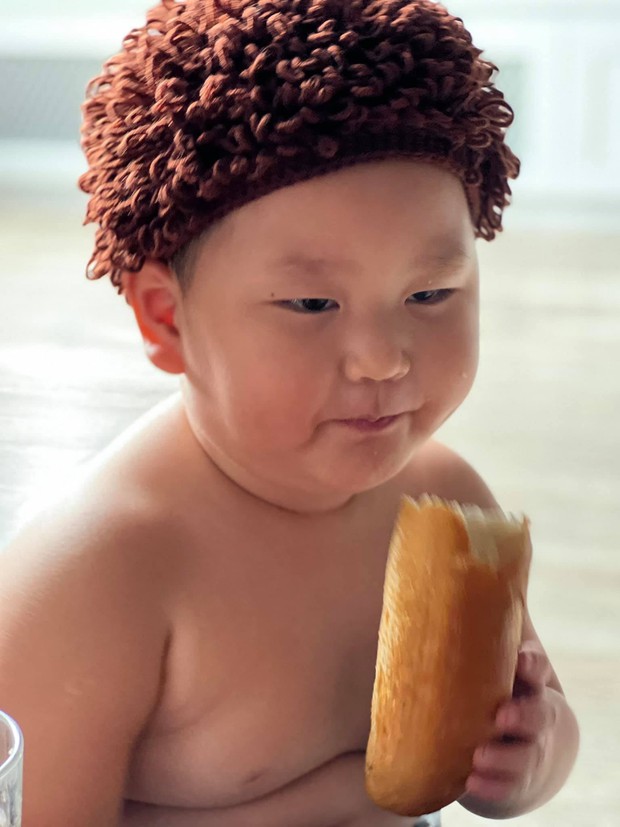 Nhóc tỳ hề hước nhất Vbiz đích thị là cậu út nhà Trà My: Nhìn đồ ăn là say không lối thoát, khóc mếu vẫn cưng xỉu ẵm luôn cả ngàn like! - Ảnh 2. Nhóc tỳ hề hước nhất Vbiz đích thị là cậu út nhà Trà My: Nhìn đồ ăn là say không lối thoát, khóc mếu vẫn cưng xỉu ẵm luôn cả ngàn like! - Ảnh 2.
