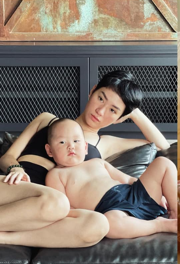 Nhóc tỳ hề hước nhất Vbiz đích thị là cậu út nhà Trà My: Nhìn đồ ăn là say không lối thoát, khóc mếu vẫn cưng xỉu ẵm luôn cả ngàn like! - Ảnh 15. Nhóc tỳ hề hước nhất Vbiz đích thị là cậu út nhà Trà My: Nhìn đồ ăn là say không lối thoát, khóc mếu vẫn cưng xỉu ẵm luôn cả ngàn like! - Ảnh 15.