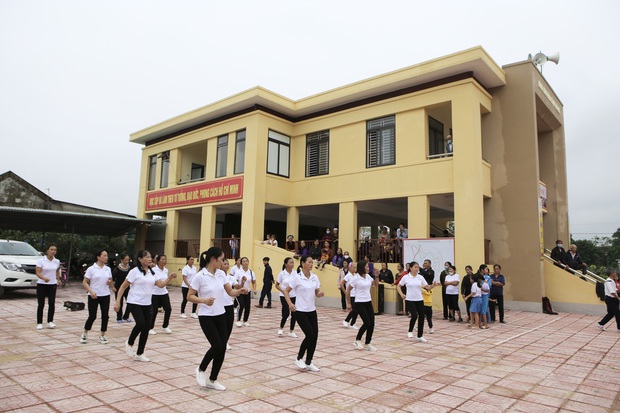 Nhà tránh lũ do ca sĩ Thủy Tiên tài trợ ở Hà Tĩnh: 1 huyện bù thêm 1,6 tỷ khi xây 2 căn - Ảnh 4.