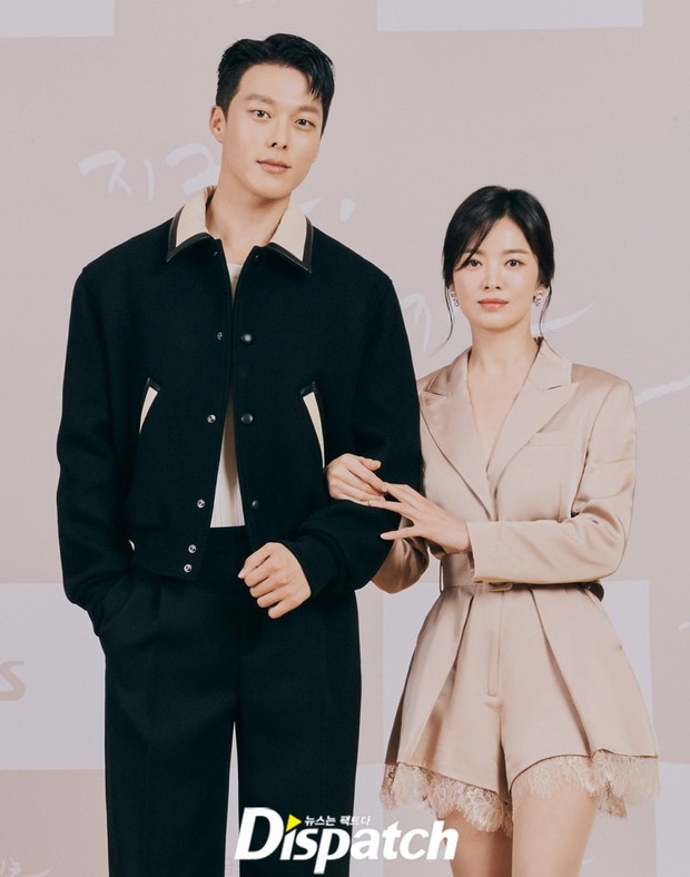 Ảnh hậu trường tố quan hệ của Song Hye Kyo và tình mới kém 11 tuổi: Cử chỉ khác hẳn với dàn sao dù đứng chung khung hình? - Ảnh 5. Ảnh hậu trường tố quan hệ của Song Hye Kyo và tình mới kém 11 tuổi: Cử chỉ khác hẳn với dàn sao dù đứng chung khung hình? - Ảnh 5.