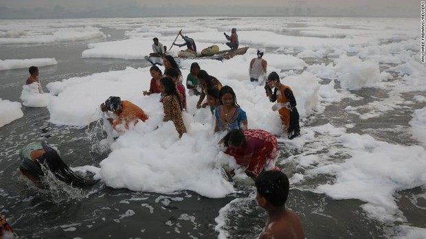 Sông thiêng Ấn Độ đột nhiên sủi bọt trắng xóa: Trông đẹp như cổ tích nhưng đằng sau là một câu chuyện đáng sợ - Ảnh 1.