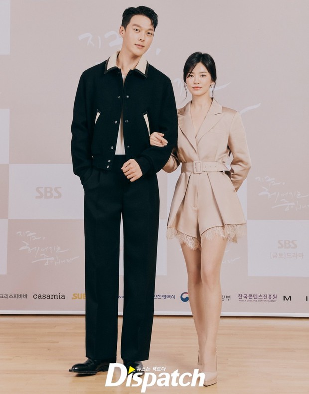 Ảnh hậu trường tố quan hệ của Song Hye Kyo và tình mới kém 11 tuổi: Cử chỉ khác hẳn với dàn sao dù đứng chung khung hình? - Ảnh 6. Ảnh hậu trường tố quan hệ của Song Hye Kyo và tình mới kém 11 tuổi: Cử chỉ khác hẳn với dàn sao dù đứng chung khung hình? - Ảnh 6.