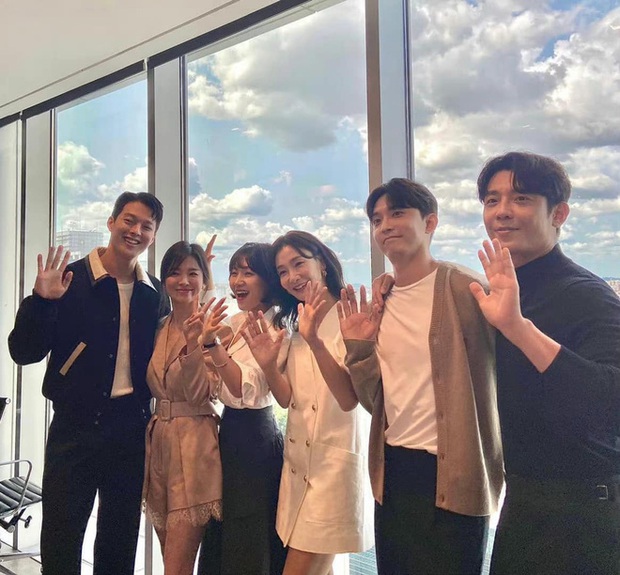 Ảnh hậu trường tố quan hệ của Song Hye Kyo và tình mới kém 11 tuổi: Cử chỉ khác hẳn với dàn sao dù đứng chung khung hình? - Ảnh 2. Ảnh hậu trường tố quan hệ của Song Hye Kyo và tình mới kém 11 tuổi: Cử chỉ khác hẳn với dàn sao dù đứng chung khung hình? - Ảnh 2.