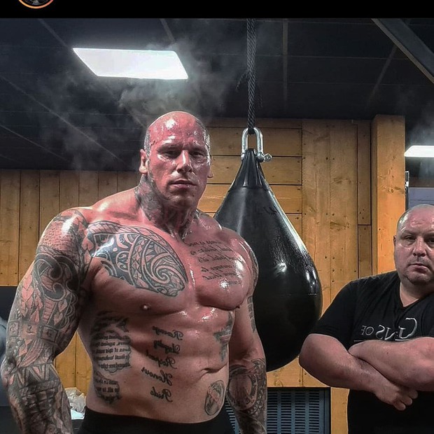 Hulk Iran khoe sức mạnh khủng khiếp trước trận gặp Người đáng sợ nhất hành tinh: Đấm thủng tường, bẻ cong kim loại - Ảnh 3.